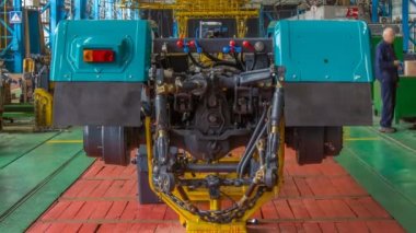 Konveyör derleme sahne traktör fabrikası timelapse, gövdesi