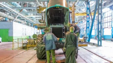 Konveyör derleme sahne traktör fabrikası timelapse, gövdesi
