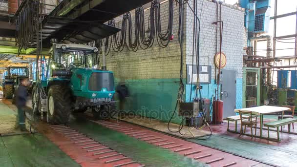 Конвейерная сборка кузова трактора на заводе — стоковое видео