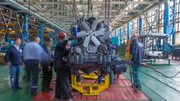 Étape de montage du convoyeur le corps du tracteur à l'heure d'usine — Video