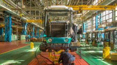 Konveyör derleme sahne traktör fabrikası timelapse, gövdesi