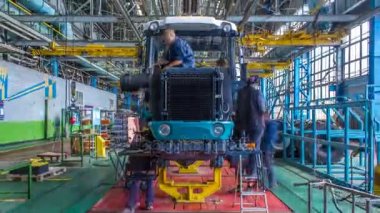 Konveyör derleme sahne traktör fabrikası timelapse, gövdesi