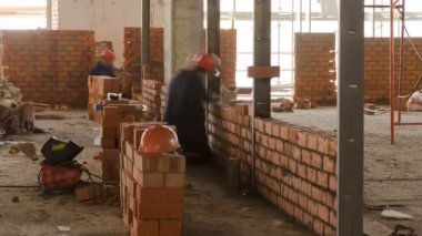 Duvarlar timelapse yapmak için tuğla döşeme tuğla örme ustaları.