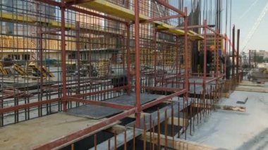 İnşaat İşçileri beton timelapse güçlendirmek için kullanılan çelik çubuklar üzerinde çalışma