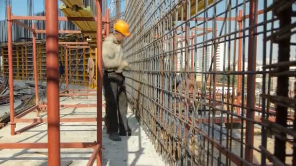 건설 노동자에 강철 봉을 콘크리트 timelapse 강화 하는 데 사용 — 비디오