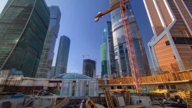 Kule Vinç gökdelenler timelapse önce inşaat sitesinde. Moscow, Rusya Federasyonu.