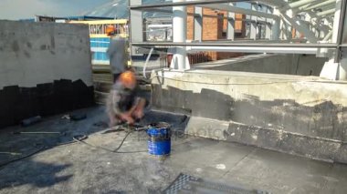 Isıtma ve çatı onarım timelapse sırasında meşale tarafından bitüm atışında alev erime ile çatı ustası çatı yükleme hissettim