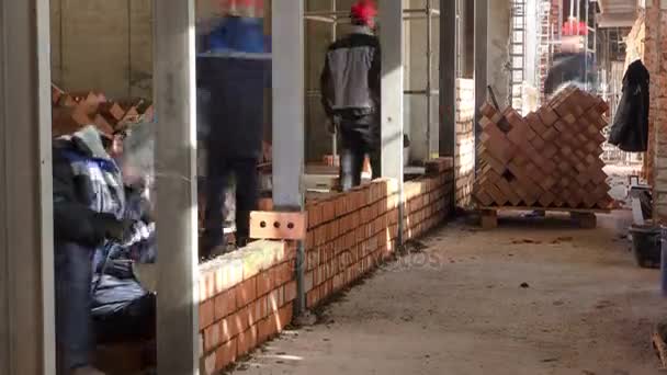 Briqueteurs pose de briques pour faire un timelapse murs . — Video