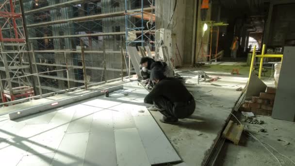 Industrial tiler constructores trabajadores instalando baldosas de piso en el trabajo de renovación de reparación timelapse — Vídeos de Stock