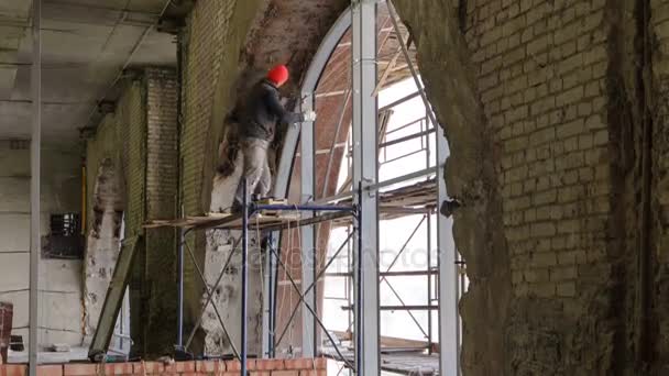 Bauarbeiter setzt Bohrer ein, um Fenster im Zeitraffer einzubauen — Stockvideo