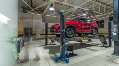 Tekerlekler hizalama kamber için gezici sensörleri ile stand arabayı kontrol servis istasyonu timelapse atölyede.