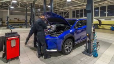 Profesyonel araba mekanik oto tamir servisi timelapse hyperlapse hood altında kontrol.