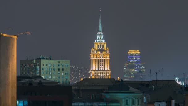 Hotel Oekraïne met daken timelapse, landmark in de buurt van de historische centrum van Moskou. Stadsgezicht in besneeuwde winteravond. — Stockvideo