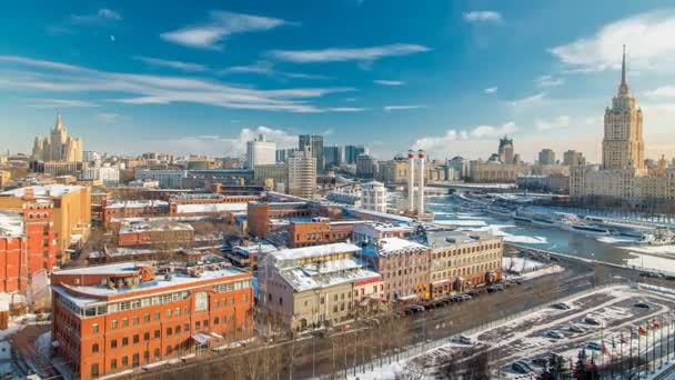 Вид сверху на зимний город Москва. Городской пейзаж с замерзшей рекой — стоковое видео