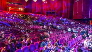 Seyirci Toplantı salonunda toplamak ve tiyatro timelapse gösterisinde dikkat et. Kırmızı koltuk koltuk ile büyük Salonu