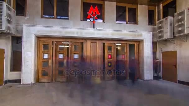 La entrada a la estación de metro timelapse hiperlapso. MOSCÚ, RUSIA — Vídeos de Stock