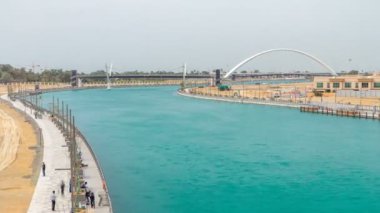 Yeni açılan Dubai üzerinden iki köprü altlarında bir tekne geçiş ile kanal timelapse.
