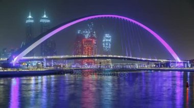 Dubai Su Kanalı üzerindeki yaya köprüsü gece zaman aşımı, Birleşik Arap Emirlikleri