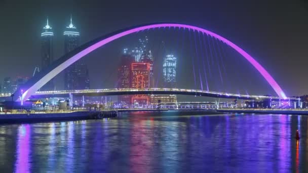 Puente peatonal sobre el canal de agua de Dubái noche timelapse, Emiratos Árabes Unidos — Vídeos de Stock