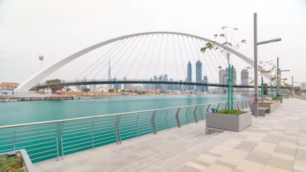 Puente peatonal sobre el timelapse del día del Canal de Agua de Dubai, Emiratos Árabes Unidos — Vídeo de stock