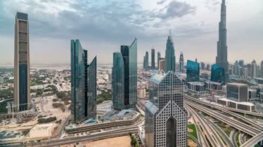 Gün batımında Dubai gökdelenleri ve Şeyh Zayed yol trafiği, Dubai, Birleşik Arap Emirlikleri