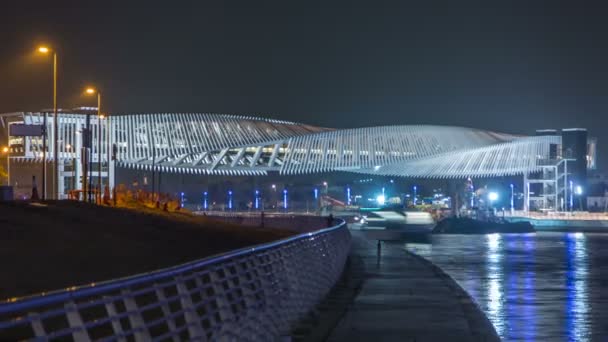 Nieuwe voetgangersbrug over het Dubai Water Canal verlicht 's nachts tijdspanne. Verenigde Arabische Emiraten, Midden-Oosten — Stockvideo