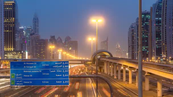 シェイクZayed道路交通日夜のタイムラプスとドバイメトロ。ドバイ、アラブ首長国連邦. — ストック動画