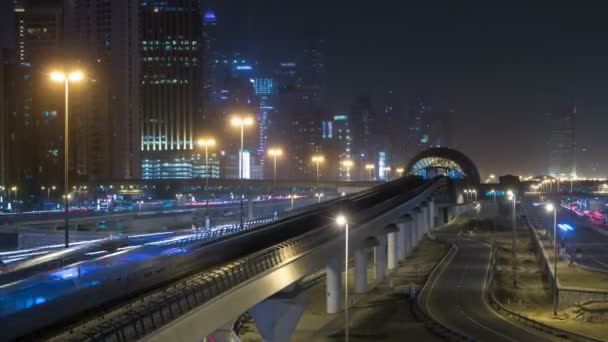 Szejk Zayed ruchu drogowego nocy timelapse i Dubai Metro. Dubai, Zjednoczone Emiraty Arabskie. — Wideo stockowe