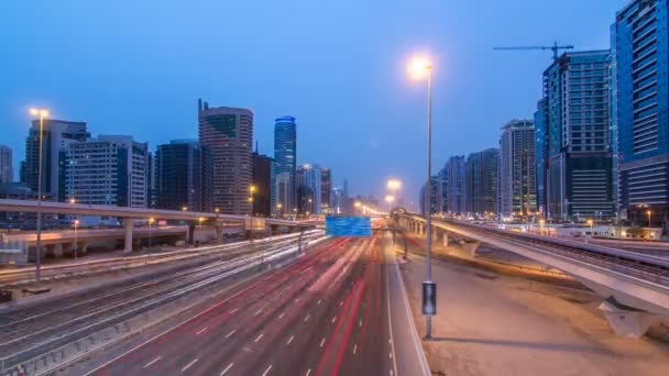 셰이크 자이드 (Sheikh Zayed) 도로 교통 일 밤 시간 제와 두 바이 메트로. 두 바이, 아랍에미리트. — 비디오