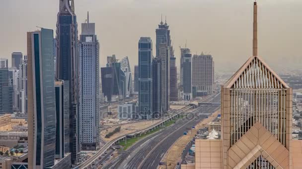 Dubai skyline timelapse al atardecer con hermosos rascacielos del centro de la ciudad y el tráfico por carretera Sheikh Zayed, Dubai, Emiratos Árabes Unidos — Vídeos de Stock