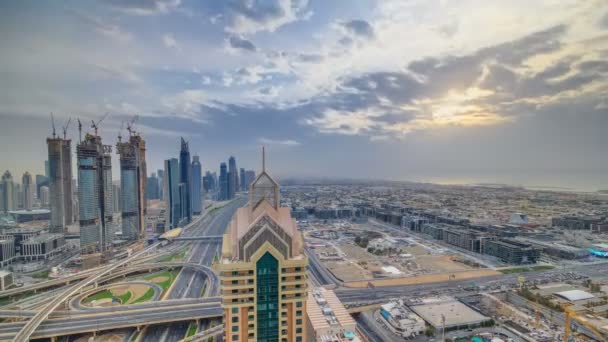 아름다운 도심 마천 루가 있는 일몰에 두 바이, 아랍에미리트 두바이의 셰이크 자예드 도로 교통 — 비디오