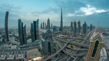 Modern gökdelenler ve meşgul akşam otoyollar gün gece timelapse için lüks içinde Dubai city, Dubai, Birleşik Arap Emirlikleri görüntüleyin