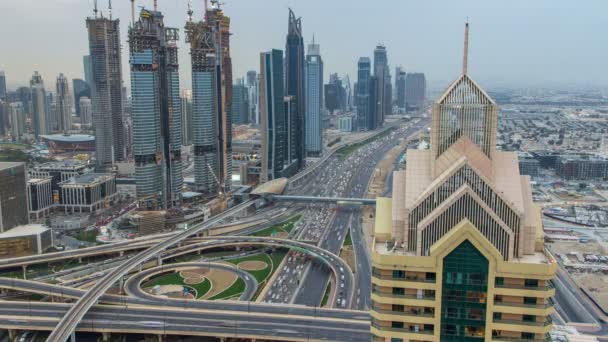 Visa på moderna skyskrapor och hektisk kväll motorvägar dag till natt timelapse i lyxiga Dubai city, Dubai, Förenade Arabemiraten — Stockvideo