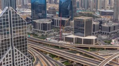 Dubai Şehir Merkezi, gün batımından önce çatıdan çekilmiş gibi üstten görüntü alır. Dubai, BAE