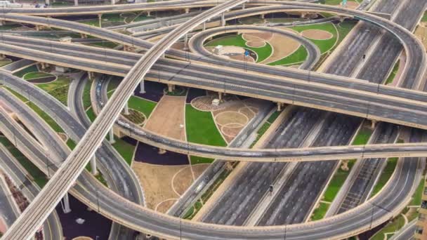 Vista aérea del cruce de la autopista con el timelapse de tráfico en Dubai, Emiratos Árabes Unidos, al atardecer. Famoso camino Sheikh Zayed en el centro de Dubai. — Vídeo de stock