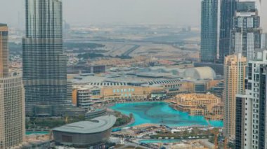 Dubai şehir göl alanı timelapse ve Old Town Island, gökdelenler üstten hava görünümünü. Dubai siluetinin Kentsel şehir.