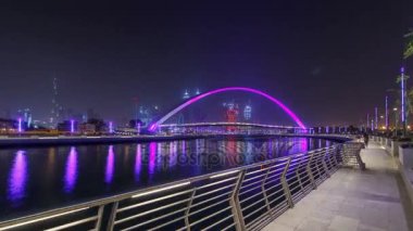 Yaya köprüsü üzerinde Dubai su kanalı gece timelapse hyperlapse, Birleşik Arap Emirlikleri