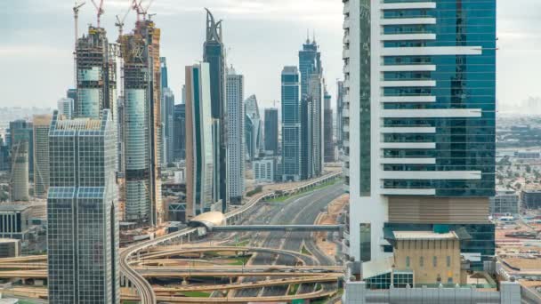 Dubai Şehir Merkezi, gün batımından önce çatıdan çekilmiş gibi üstten görüntü alır. Dubai, BAE — Stok video