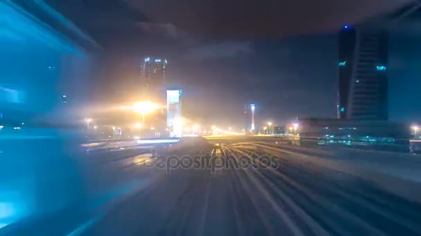 Främre kabinen Pov utsikt från moderna drivrutin-mindre metro tåg rusa framåt längs natt Dubai, smidig timelapse. — Stockvideo