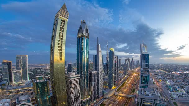 Arquitetura panorâmica do centro de Dubai dia a noite timelapse. Vista superior sobre a estrada Sheikh Zayed com arranha-céus iluminados e tráfego . — Vídeo de Stock