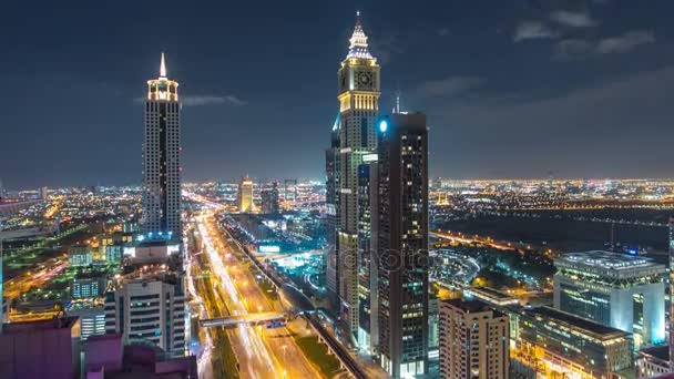 Escénico Dubai céntrico arquitectura noche timelapse. Vista superior de la carretera Sheikh Zayed con rascacielos iluminados y tráfico . — Vídeos de Stock