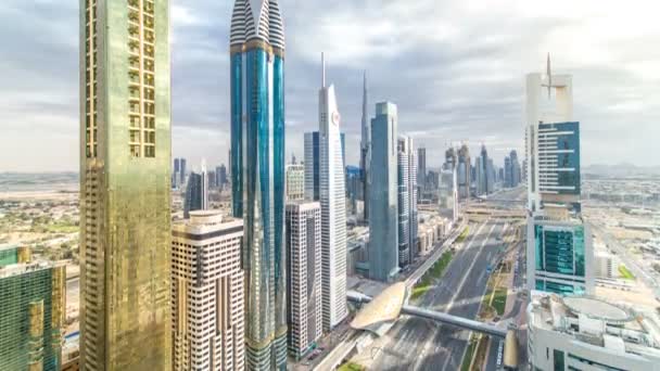 Rascacielos de Dubái timelapse hora de atardecer. Estación de metro de Dubái y tráfico en Sheikh Zayed Road — Vídeo de stock