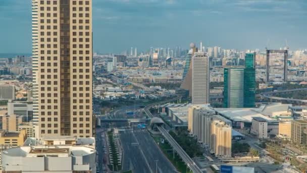 Dubajské mrakodrapy časují večerní západ slunce. Stanice metra Dubaj a doprava na Sheikh Zayed Road — Stock video