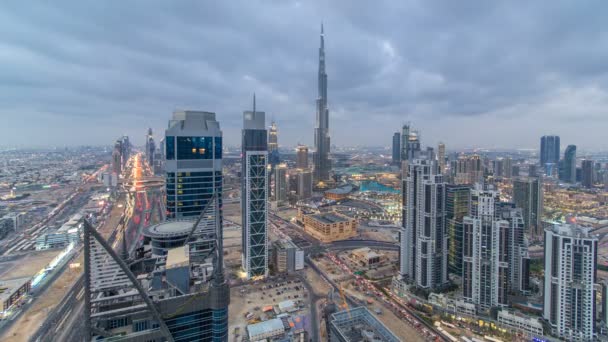 Hermoso horizonte panorámico de Dubai día a noche timelapse, Emiratos Árabes Unidos. Vista de rascacielos de fama mundial . — Vídeos de Stock