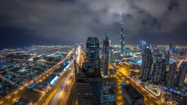 Prachtige panoramische skyline van Dubai nacht timelapse, Verenigde Arabische Emiraten. Weergave van de wereld beroemde wolkenkrabbers. — Stockvideo