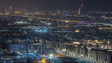 Dubai Yat Limanı gökdelenler ve kıyı şeridi alacakaranlıkta timelapse yedi yıldızlı lüks otel Dubai, Birleşik Arap Emirlikleri, Dubai şehir silüetinin.