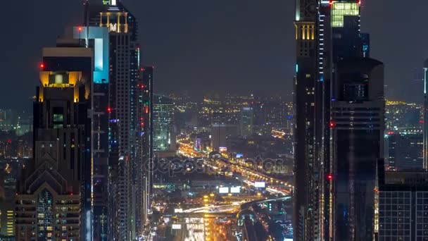 Dubai Sheikh Zayed Road night timelapse near Dubai Downtown Closer Look muestra la densidad de estas carreteras — Vídeos de Stock