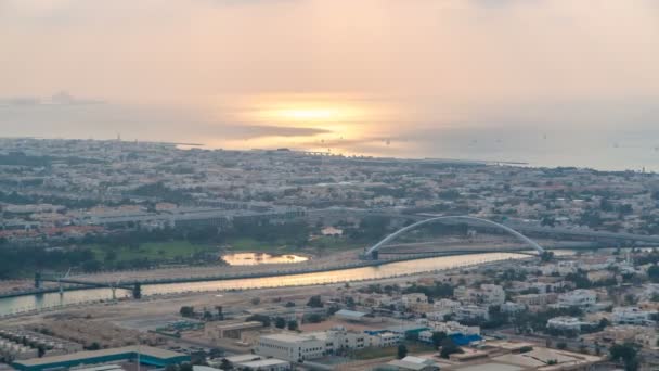 Il timelapse del canale di Dubai visto durante una straordinaria luce del tramonto con le barche che lo attraversano . — Video Stock