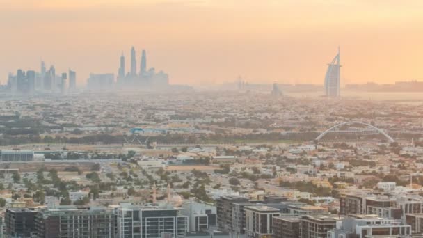 De skyline van Dubai met Dubai Marina wolkenkrabbers en kustlijn bij zonsondergang timelapse met zeven sterren luxehotel in Dubai, Verenigde Arabische Emiraten. — Stockvideo