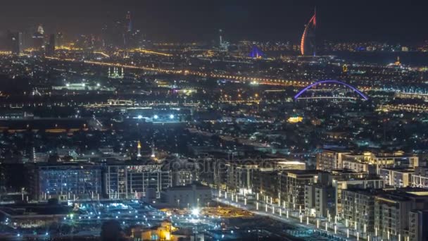 Дубайский горизонт с небоскребами Dubai Marina и береговая линия в сумерках с семизвездочным отелем класса люкс в Дубае, ОАЭ . — стоковое видео